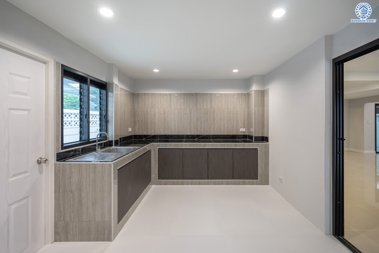 บ้านมือสองตกแต่งใหม่ ม.กฤษดานคร แจ้งวัฒนะ เนื้อที่ 63 ตร.ว. ฟังก์ชันจัดเต็ม 3 ห้องนอน 2 ห้องน้ำ 1 ห้องอเนกประสงค์ จอดรถได้ 2 คัน ดีไซน์ Classic บนทำเลศักยภาพ เชื่อมต่อหลายเส้นทาง ใกล้ทางด่วนแจ้งวัฒนะ, เซ็นทรัลแจ้งวัฒนะ และรถไฟฟ้าสายสีชมพู "สถานีแจ้งวัฒนะ-ปากเกร็ด 28"